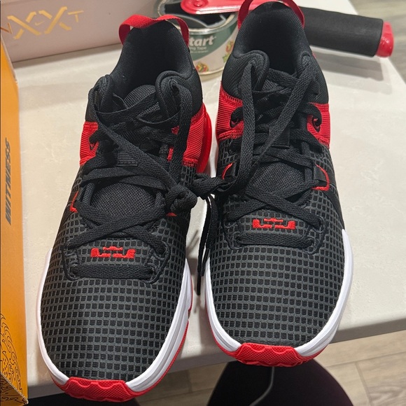 Nike LeBron Witness VII Black and Red Sneakers - Picture 2 of 7